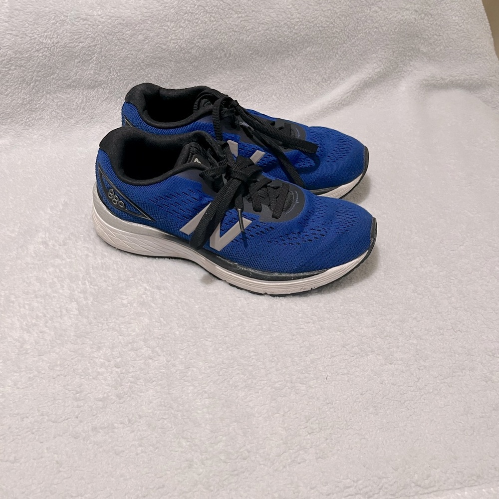GUC boys New Balance tennis shoes